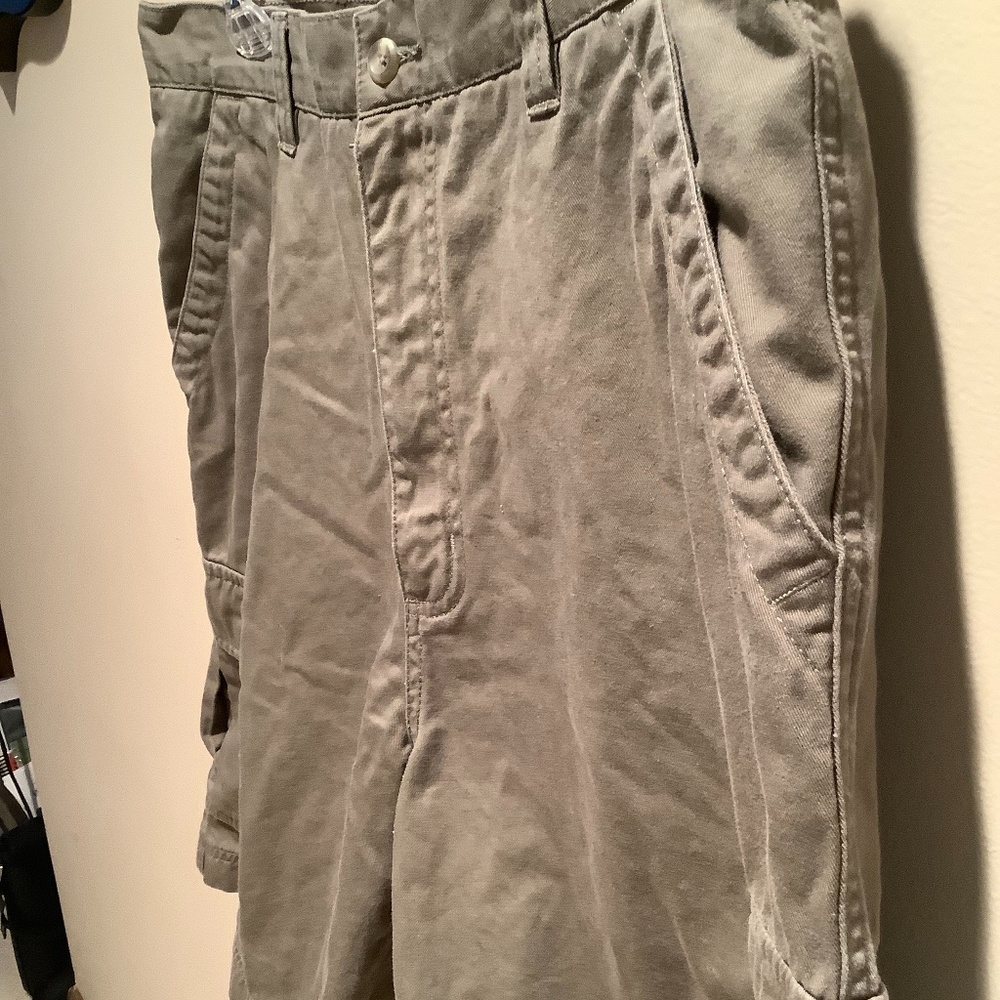 NWOT. Men’s army green flat front shorts